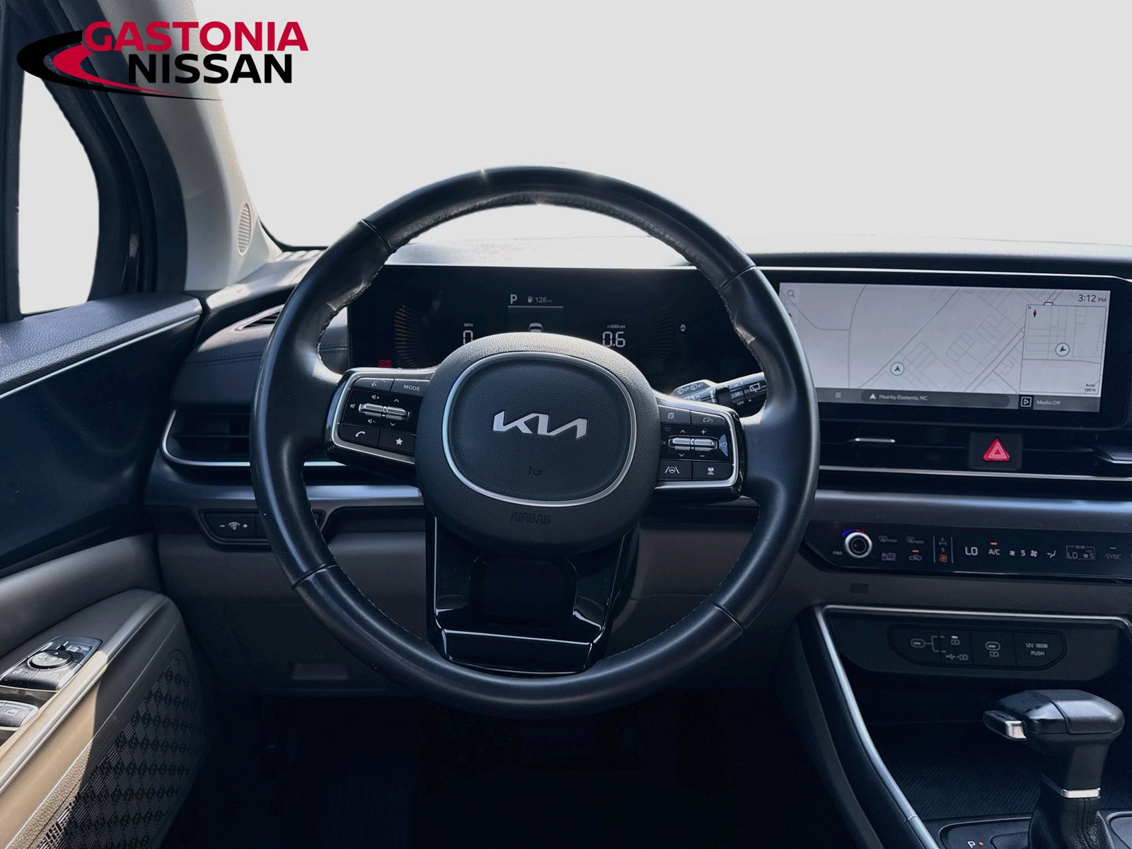 Used 2025 Kia Carnival FWD image 30