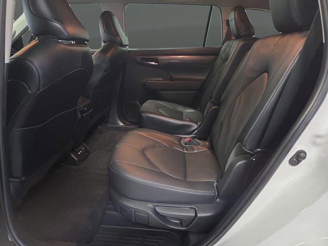 Used 2023 Toyota Highlander L image 36