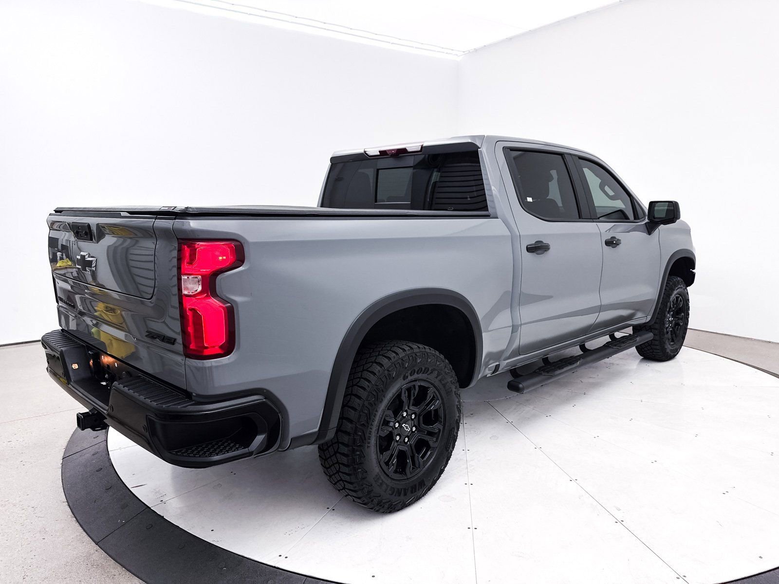 Used 2025 Chevrolet Silverado 1500 ZR2 w/ Technology Package image 18