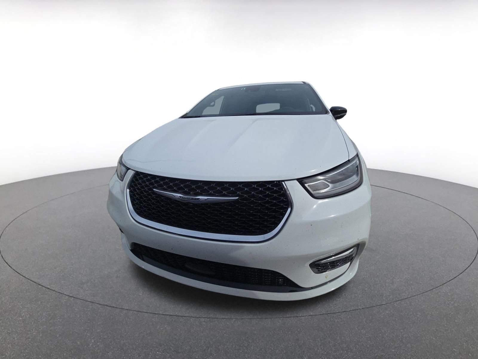 Used 2025 Chrysler Pacifica Select image 4