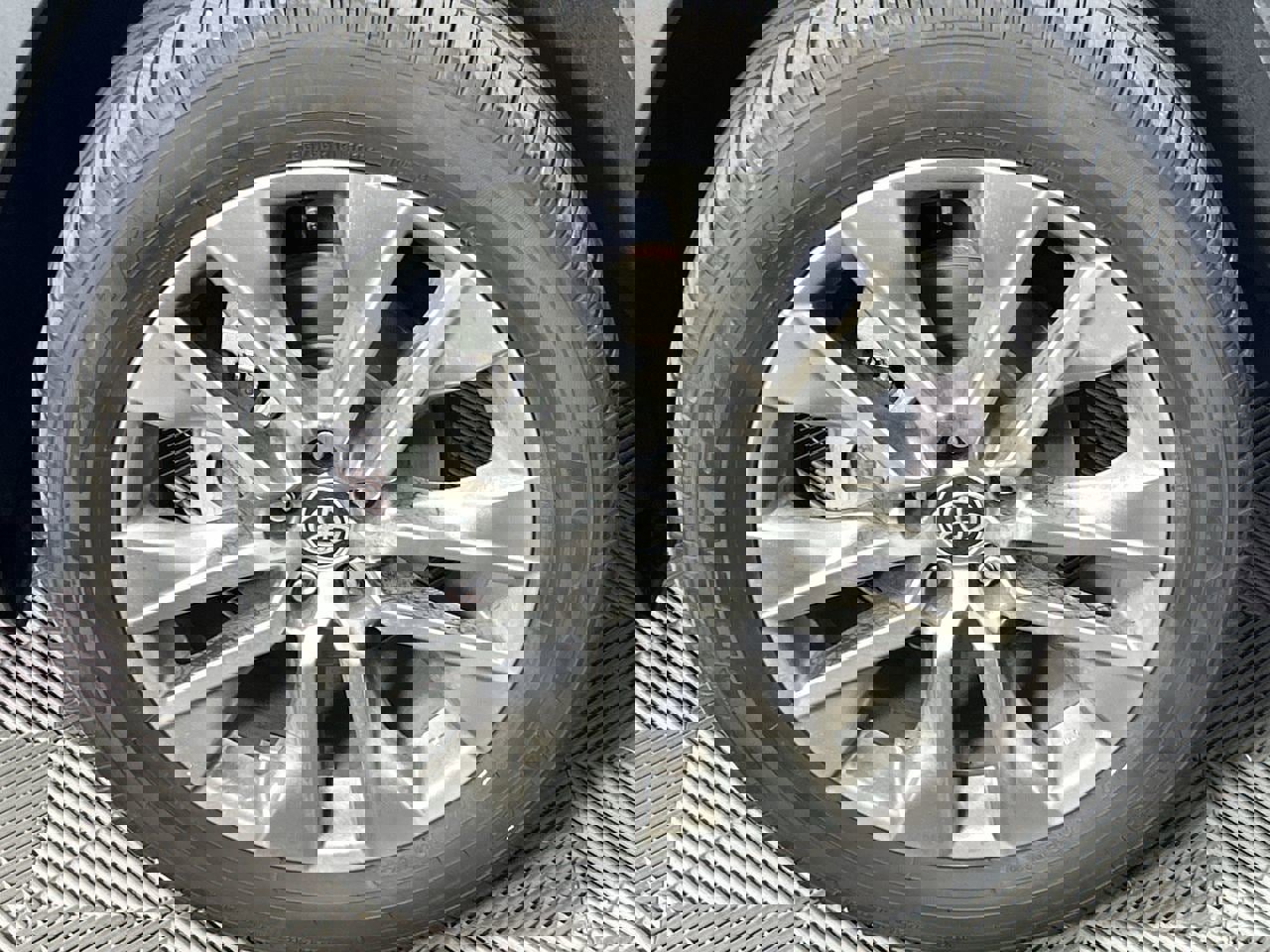 Used 2022 Toyota RAV4 XLE Premium FWD image 9