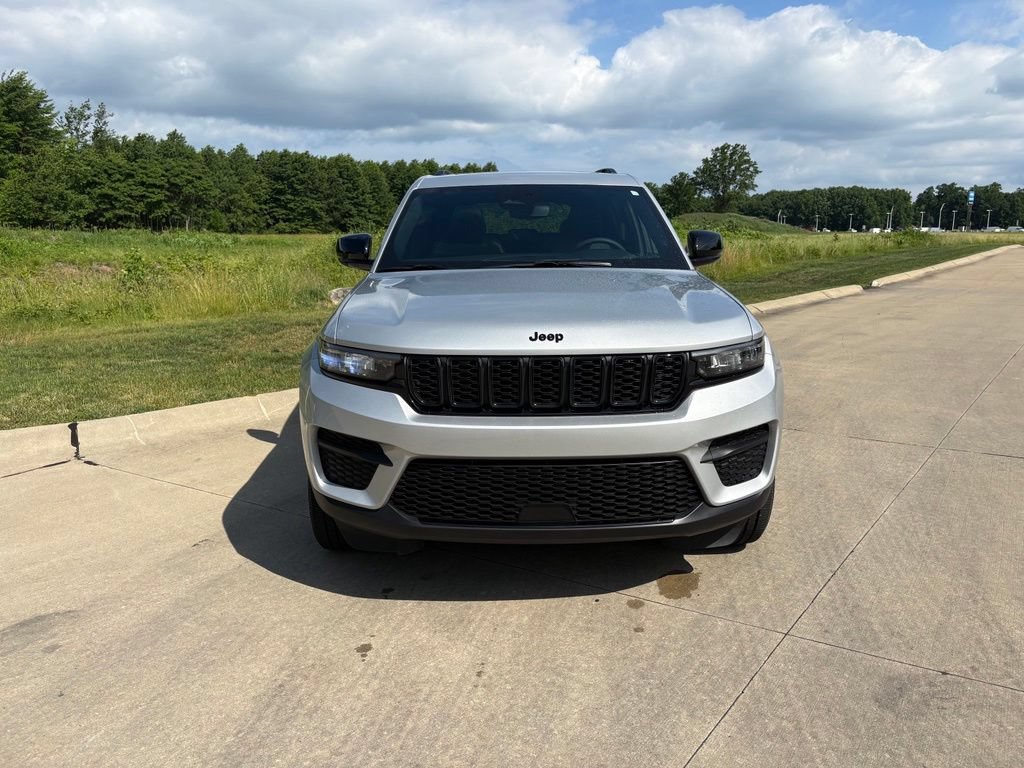 Used 2024 Jeep Grand Cherokee Altitude AWD/4WD image 12