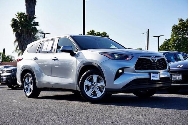 Used 2025 Toyota Highlander LE FWD image 2