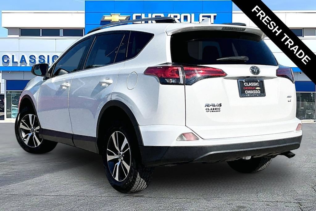 Used 2018 Toyota RAV4 LE AWD/4WD image 3