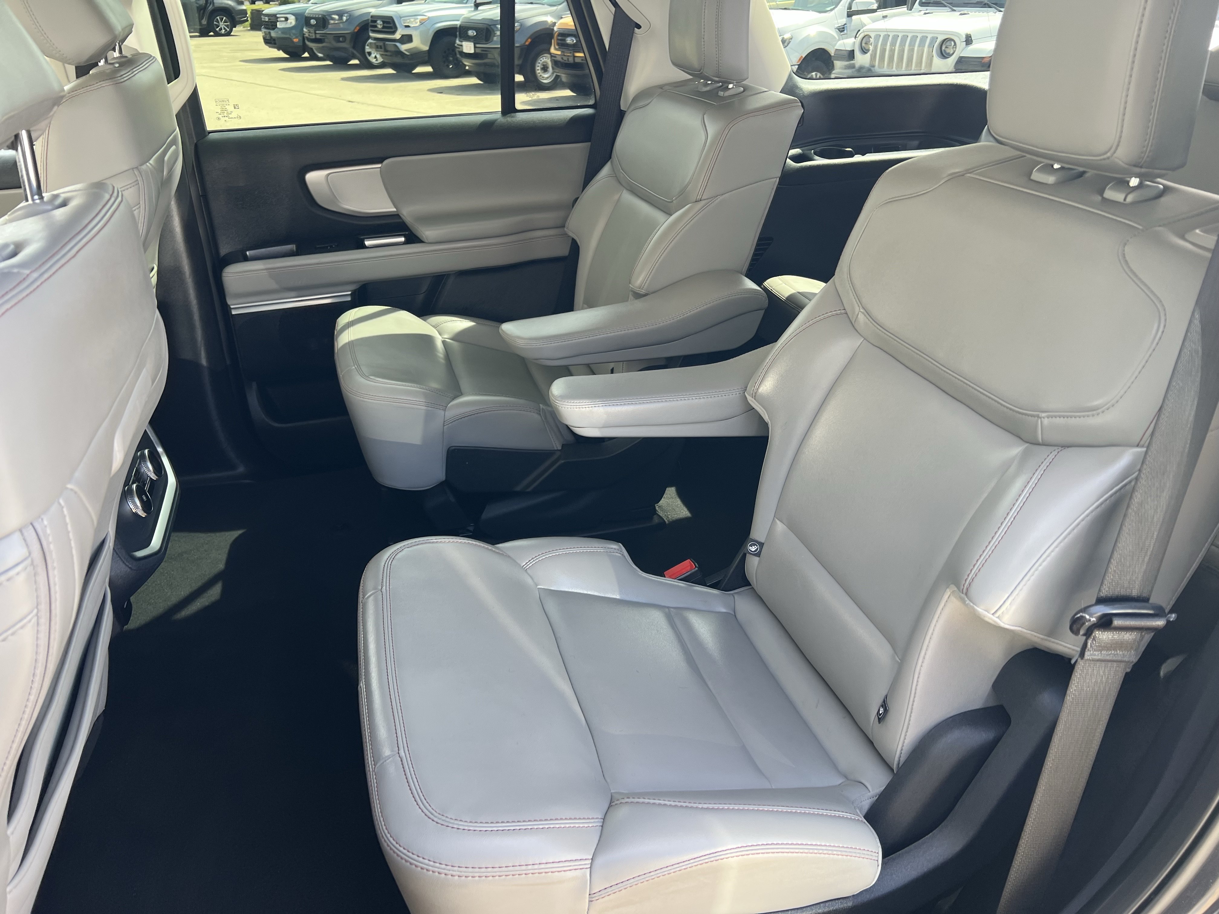 Used 2025 Ford Expedition Active AWD/4WD image 18