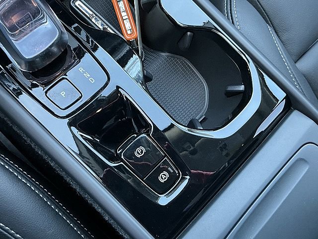 Used 2025 Volvo XC40 B5 Plus image 24