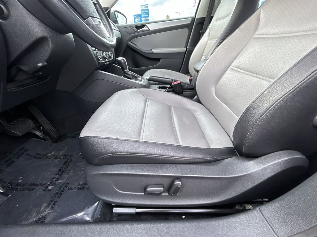Used 2013 Volkswagen Jetta SEL Premium image 12