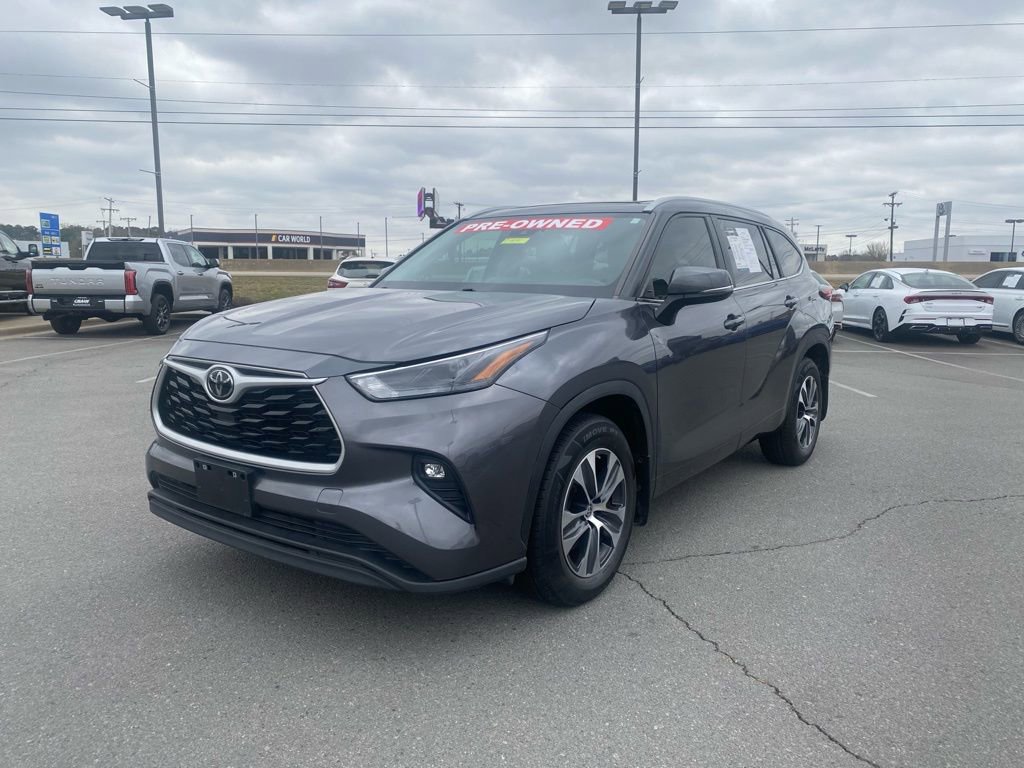 Used 2023 Toyota Highlander XLE image 3