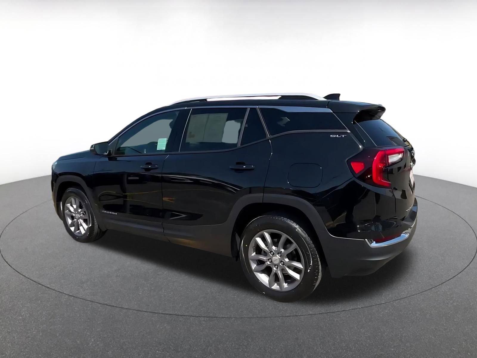 Used 2024 GMC Terrain SLT AWD/4WD image 10