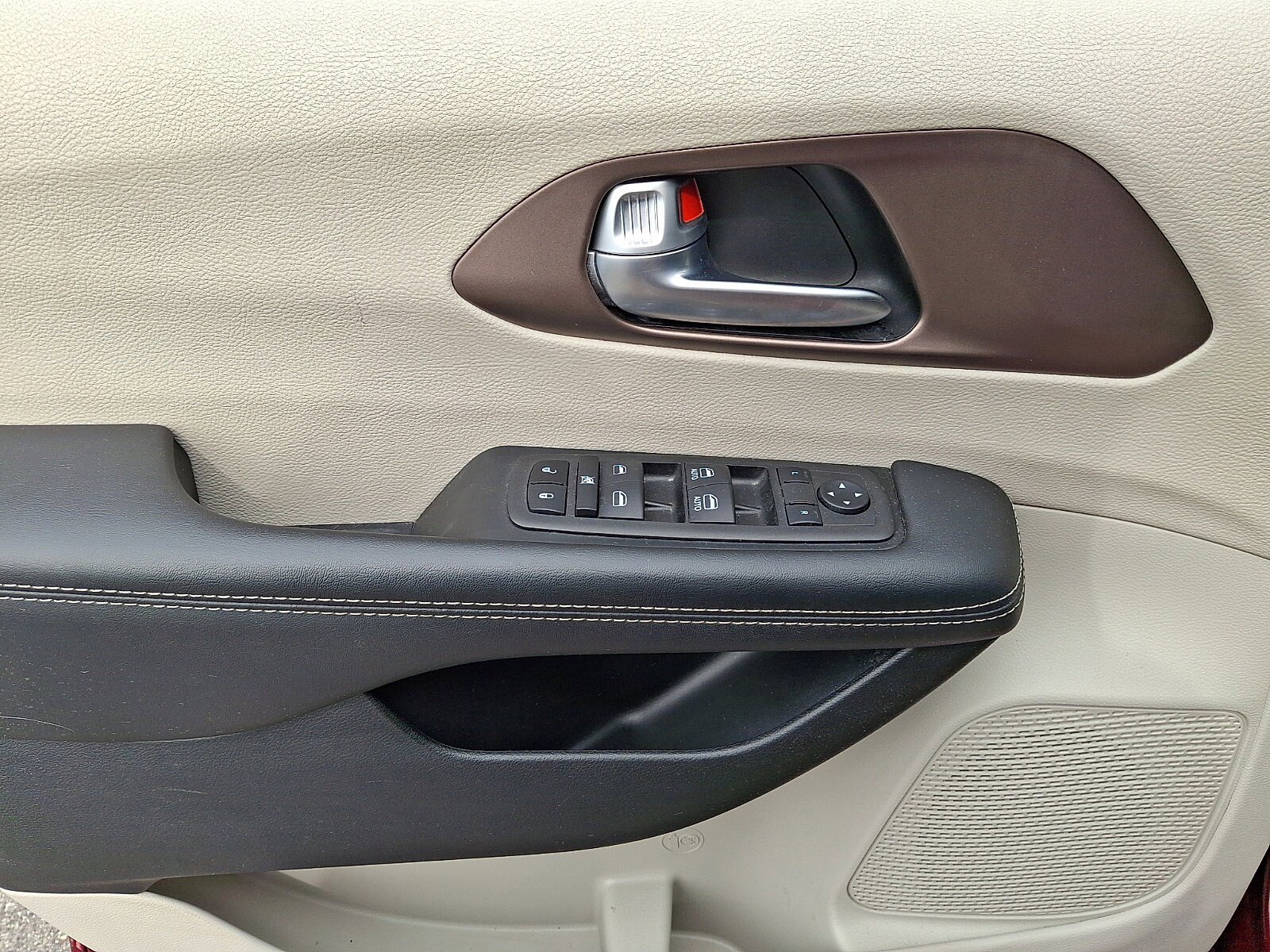 Used 2023 Chrysler Voyager LX FWD image 13
