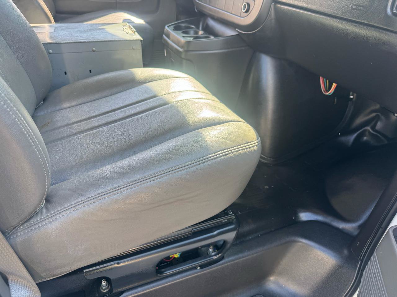 Used 2010 Chevrolet Express 1500 RWD image 17