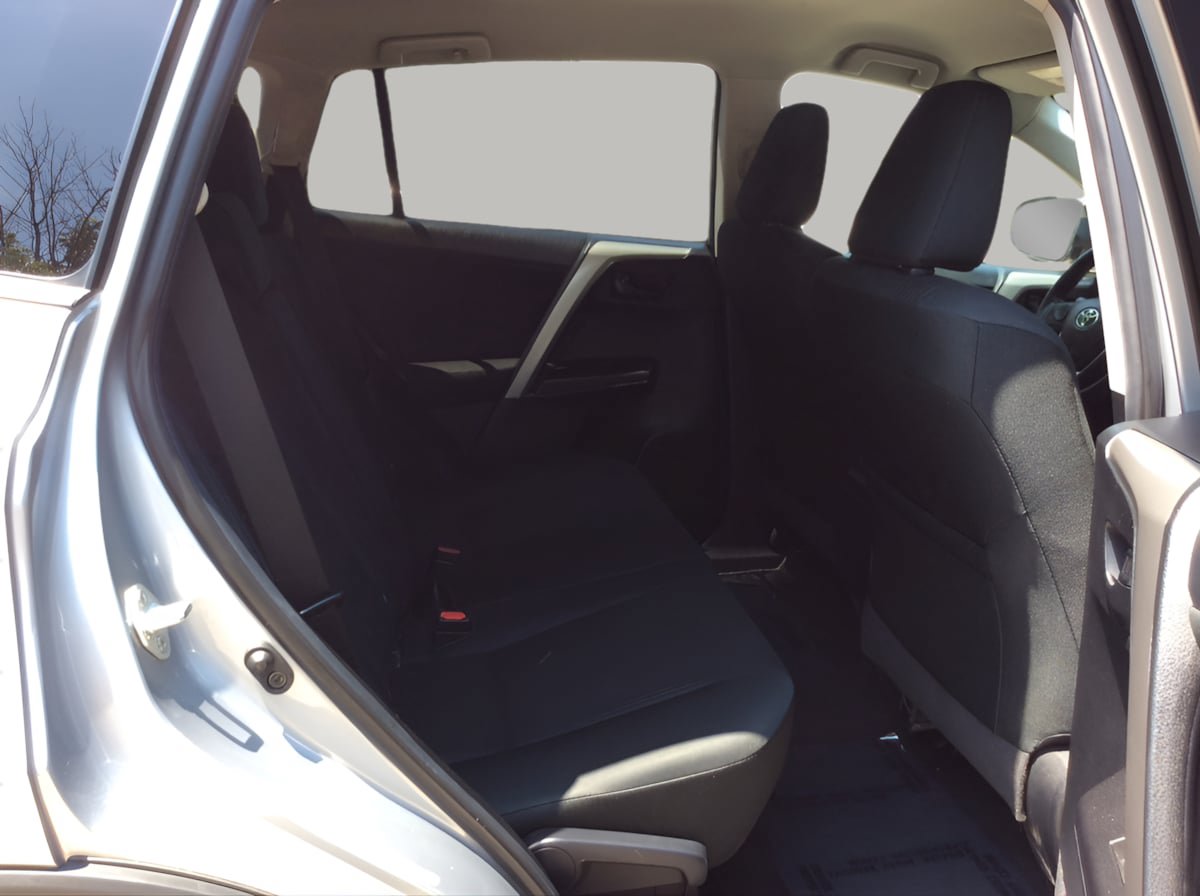 Used 2018 Toyota RAV4 LE FWD image 17