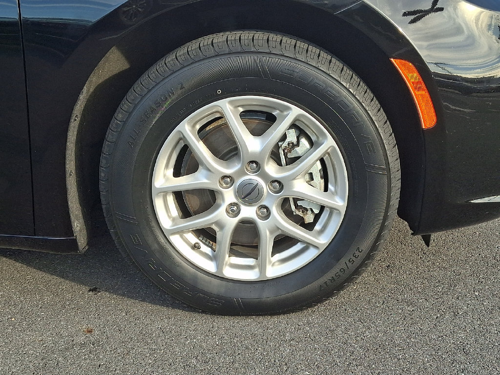 Used 2024 Chrysler Pacifica Touring-L FWD image 8