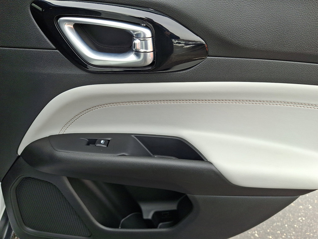 Used 2024 Jeep Compass Limited image 14