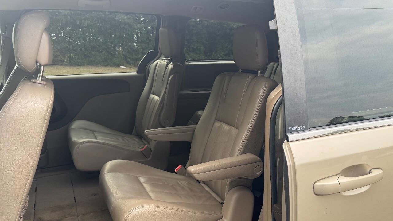 Used 2014 Chrysler Town & Country Touring FWD image 10