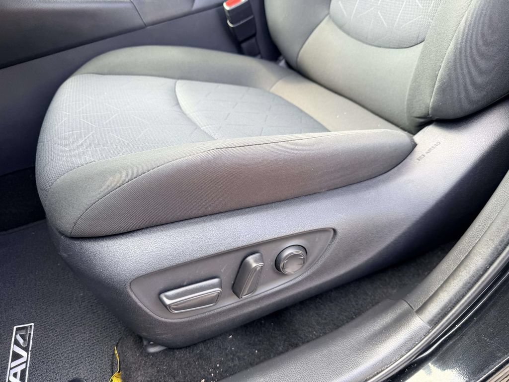 Used 2025 Toyota RAV4 XLE AWD/4WD image 18