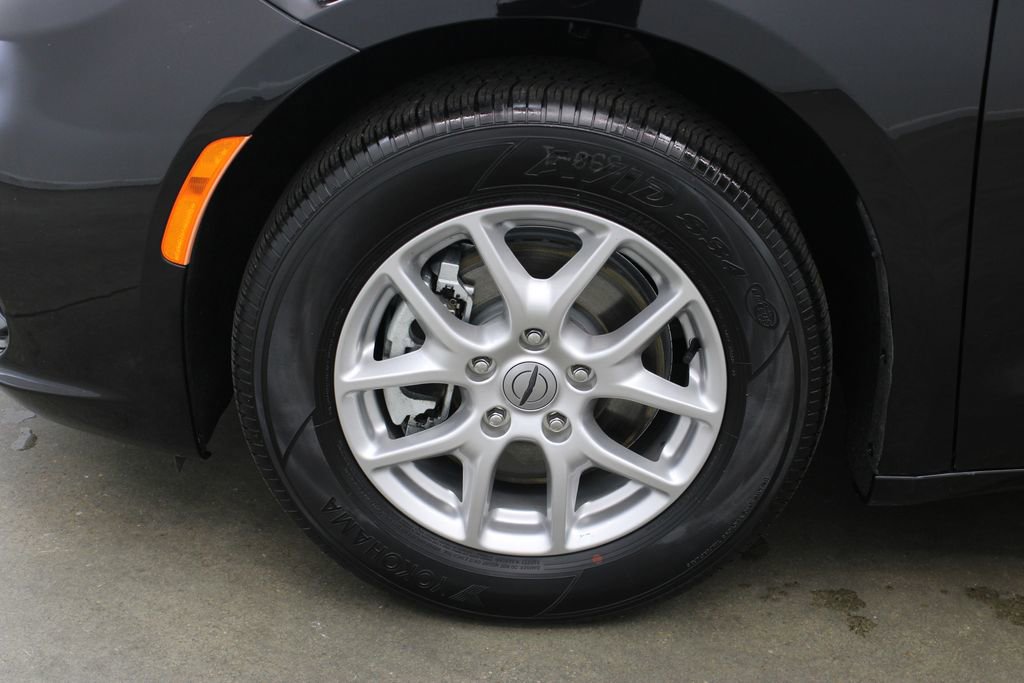 Used 2024 Chrysler Pacifica Touring image 29