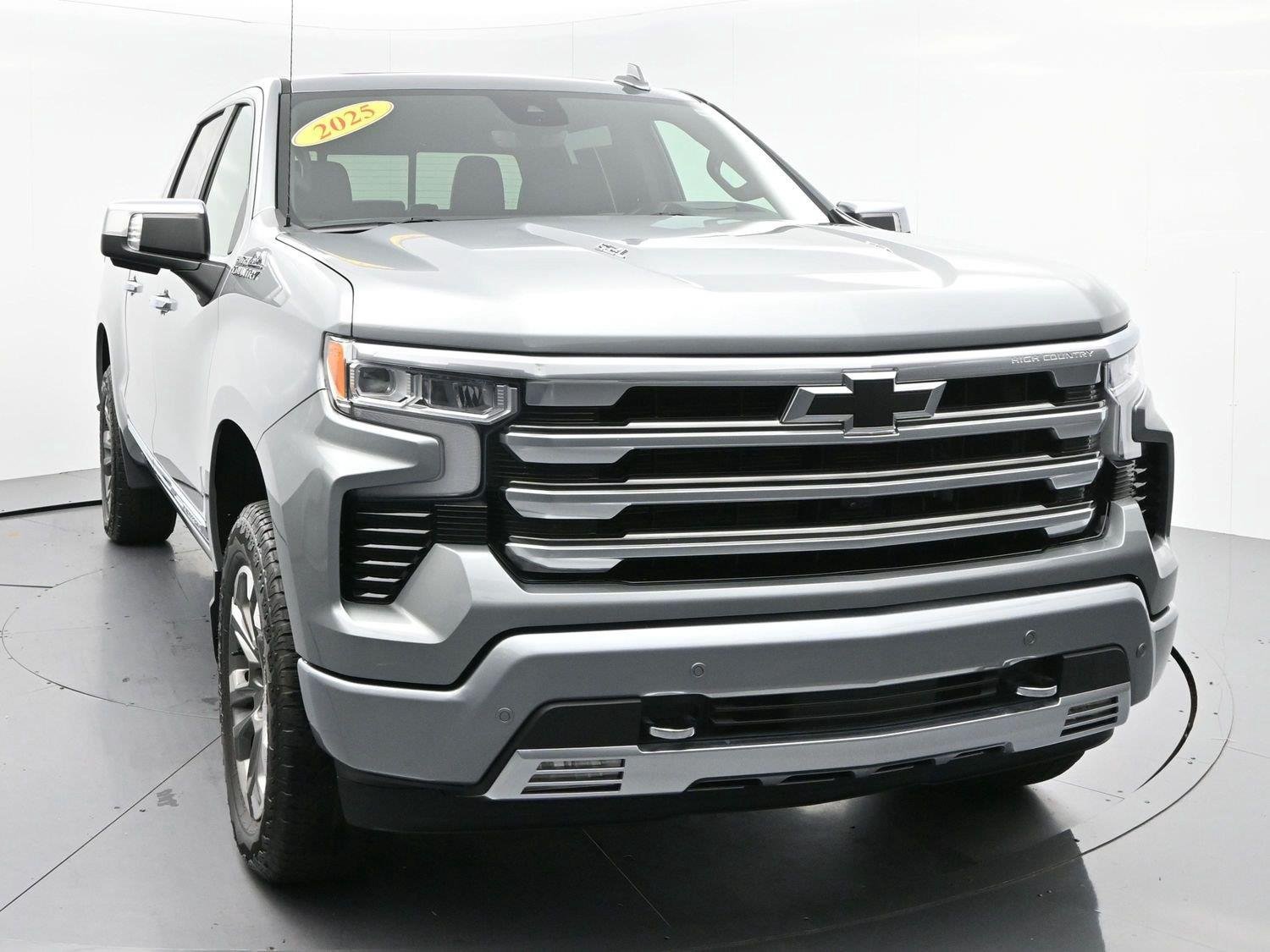 Used 2025 Chevrolet Silverado 1500 High Country w/ Technology Package AWD/4WD image 2