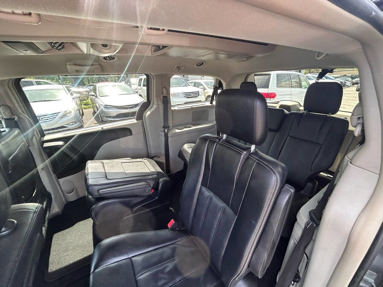 Used 2015 Chrysler Town & Country Touring image 11