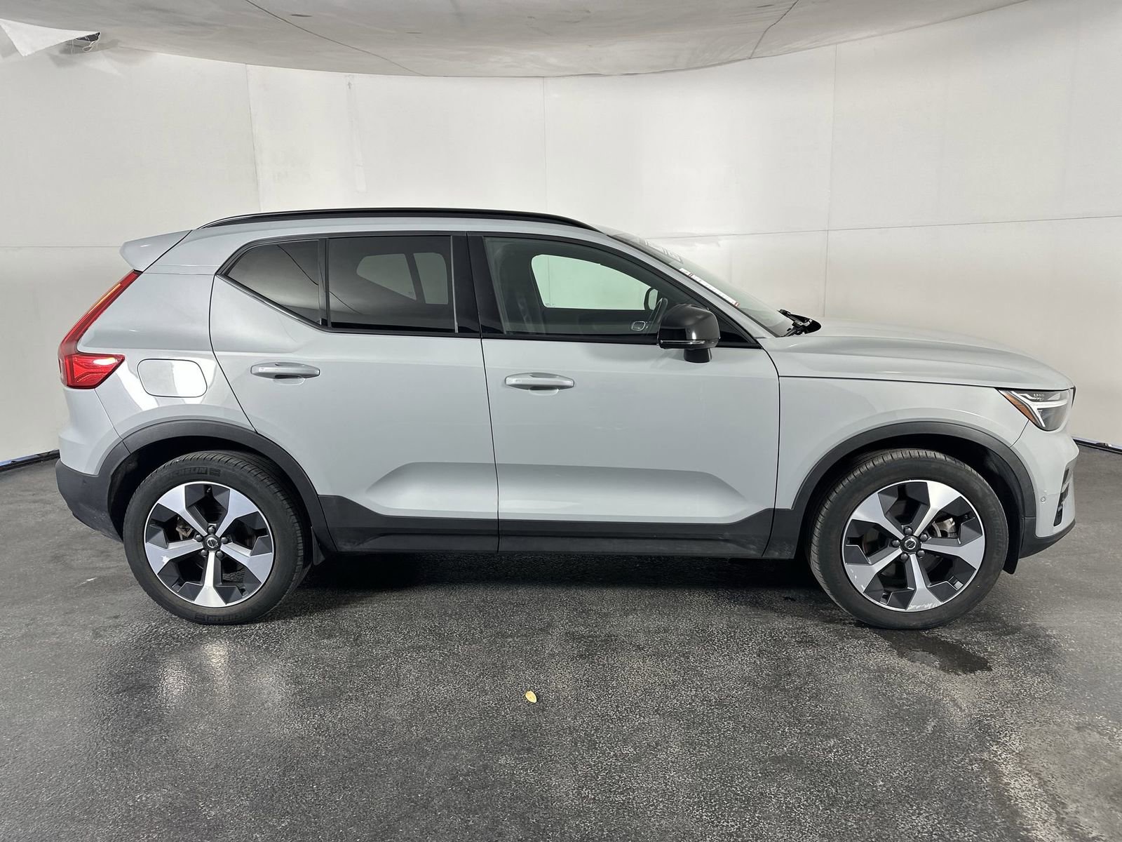 Used 2024 Volvo XC40 B5 Plus image 9