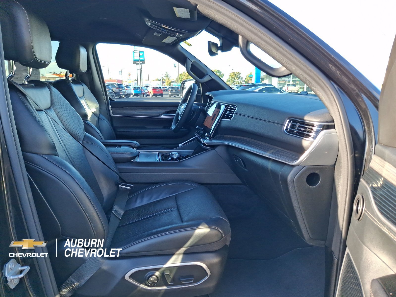 Used 2024 Jeep Wagoneer L Series II AWD/4WD image 24