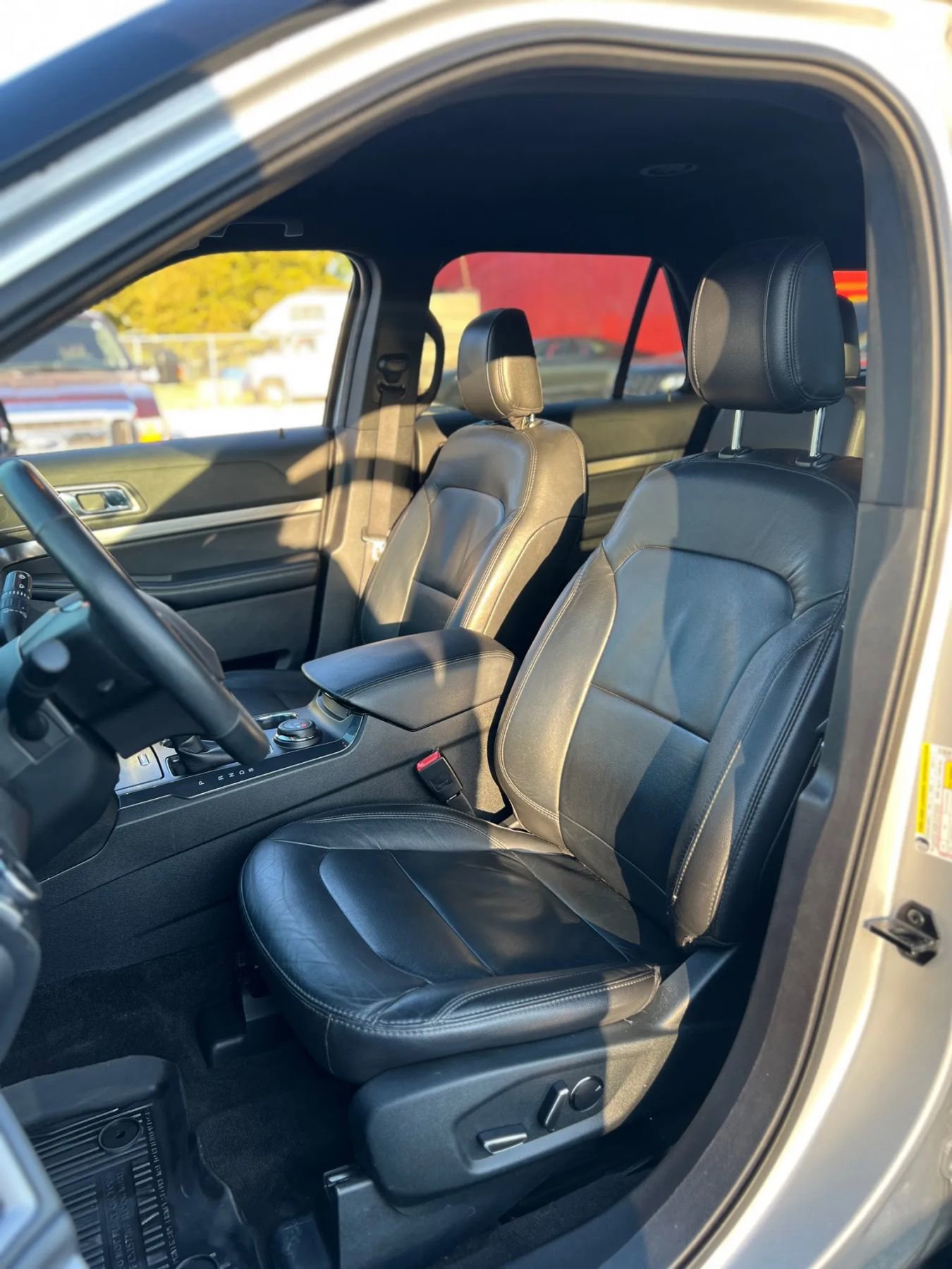 Used 2018 Ford Explorer XLT w/ Equipment Group 202A image 6