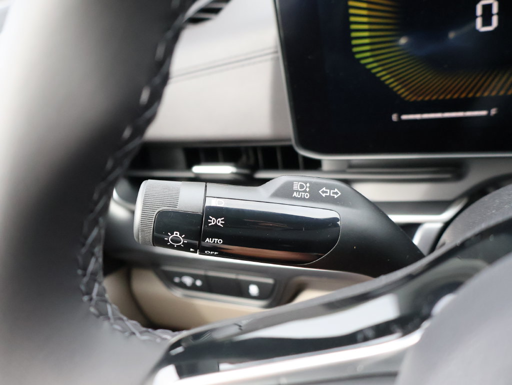 New 2025 Kia Carnival FWD image 35