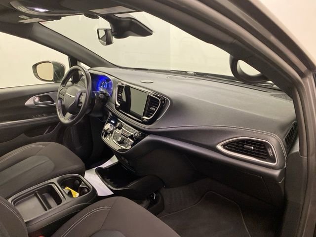 Used 2021 Chrysler Pacifica Touring image 26