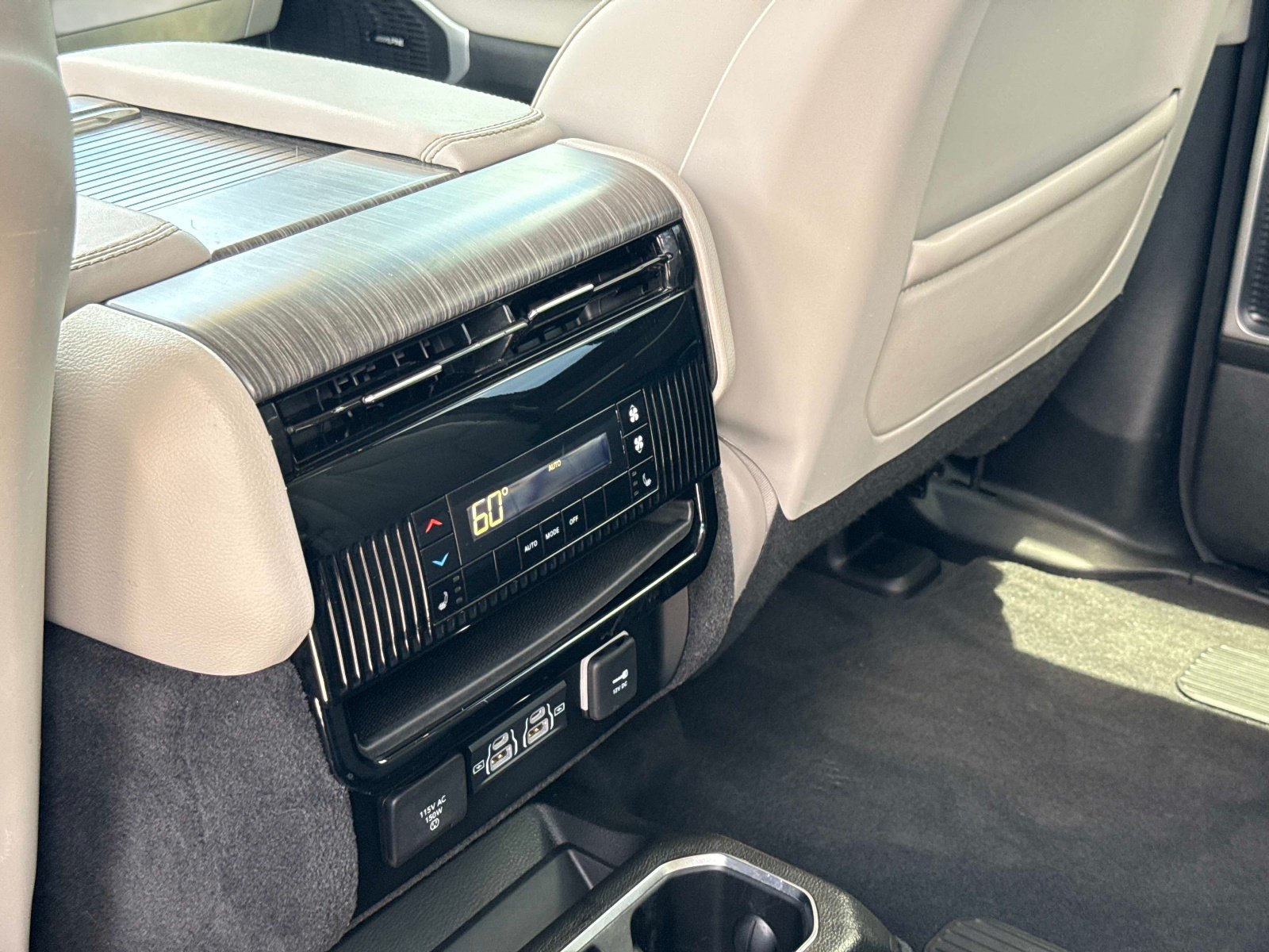Used 2023 Jeep Wagoneer Series II w/ Convenience Group I AWD/4WD image 17