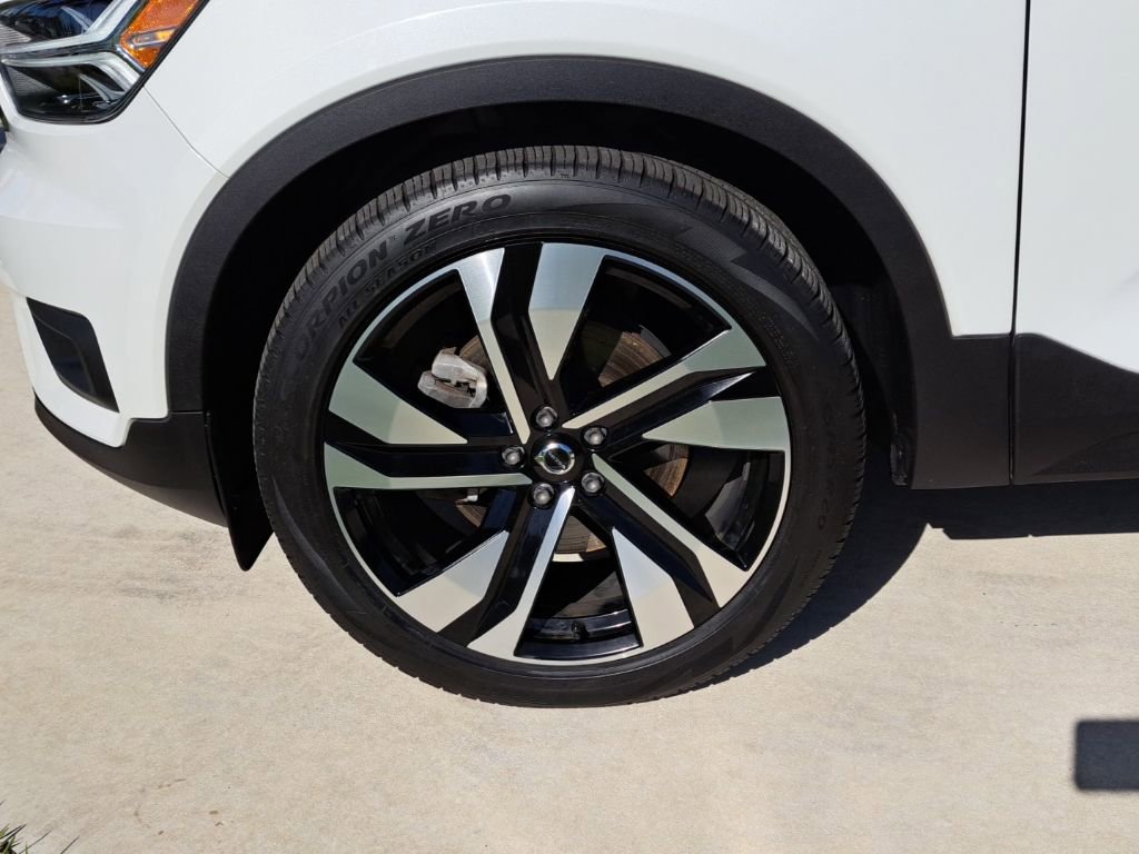 Used 2021 Volvo XC40 T5 Momentum w/ Climate Package image 3