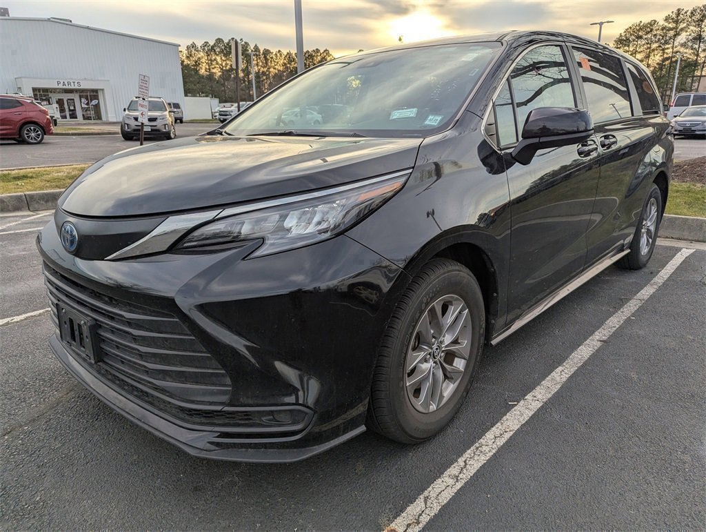 Used 2024 Toyota Sienna LE image 3