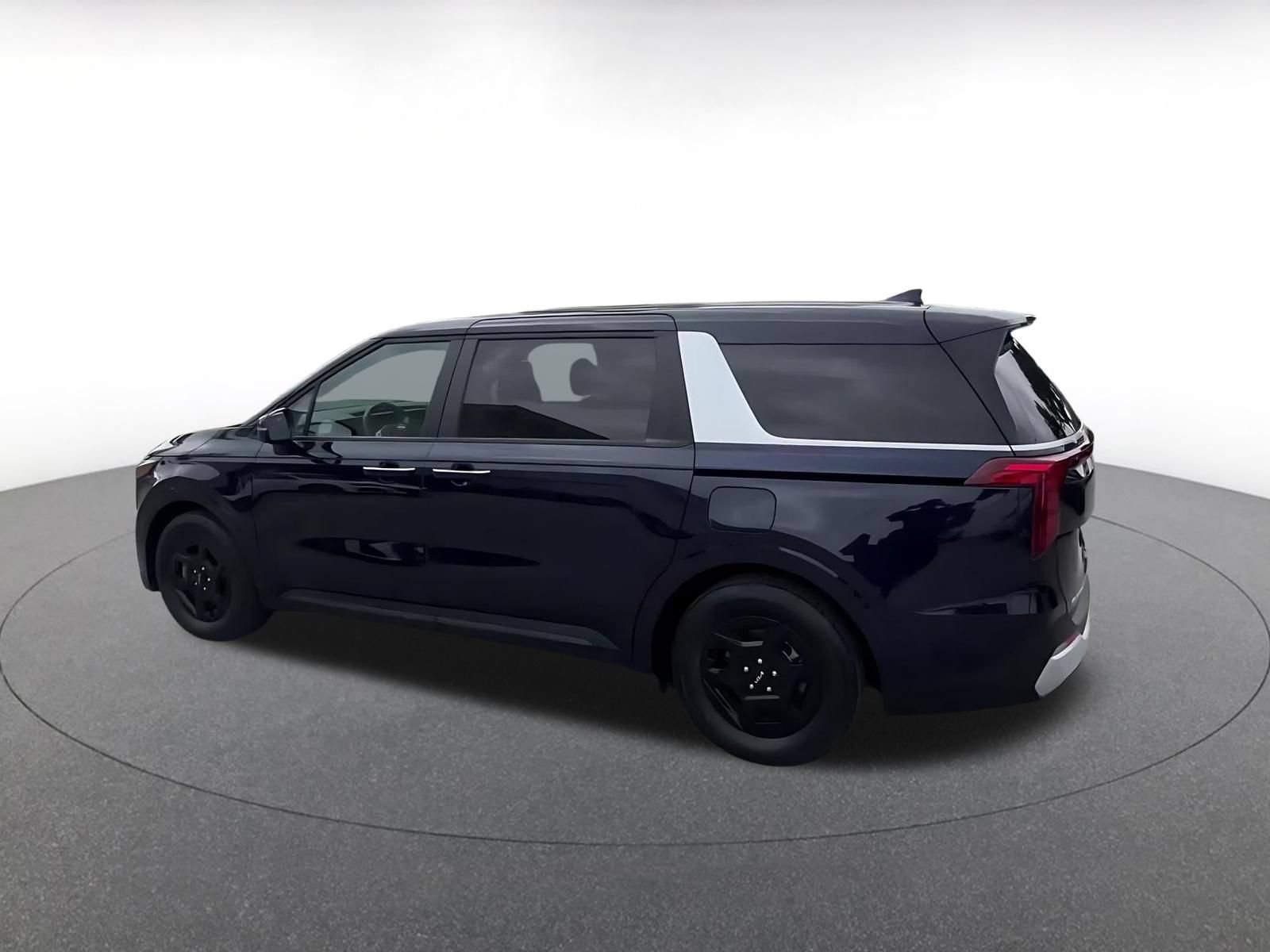 Used 2026 Kia Carnival FWD image 9