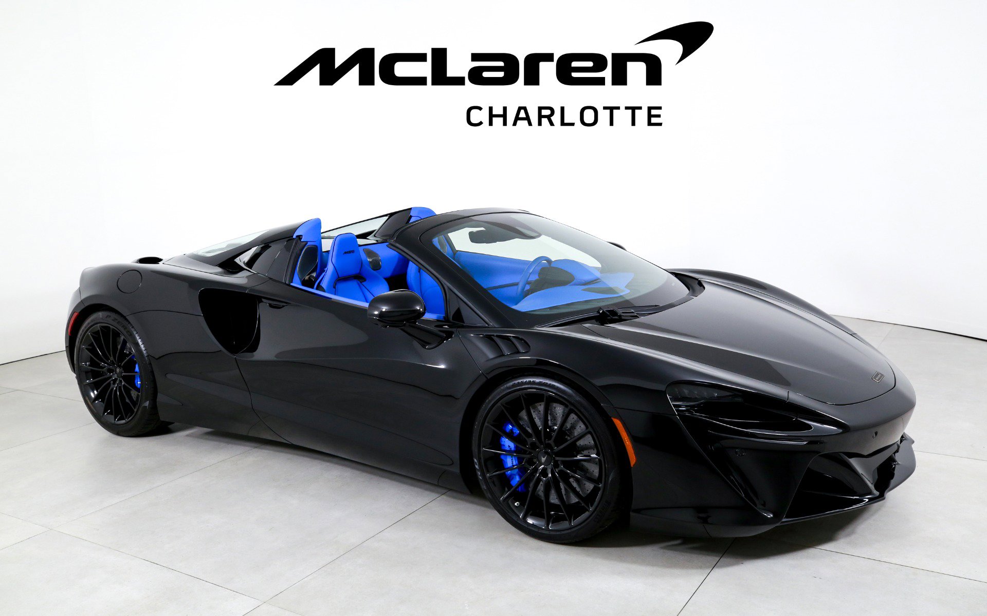 Used 2025 McLaren Artura Spider image 2
