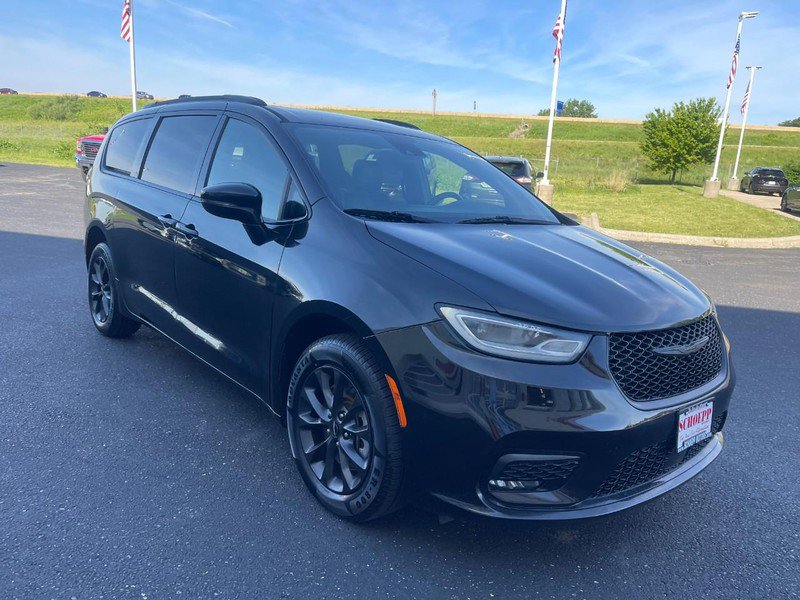 Used 2021 Chrysler Pacifica Limited w/ S Appearance Package AWD/4WD image 2
