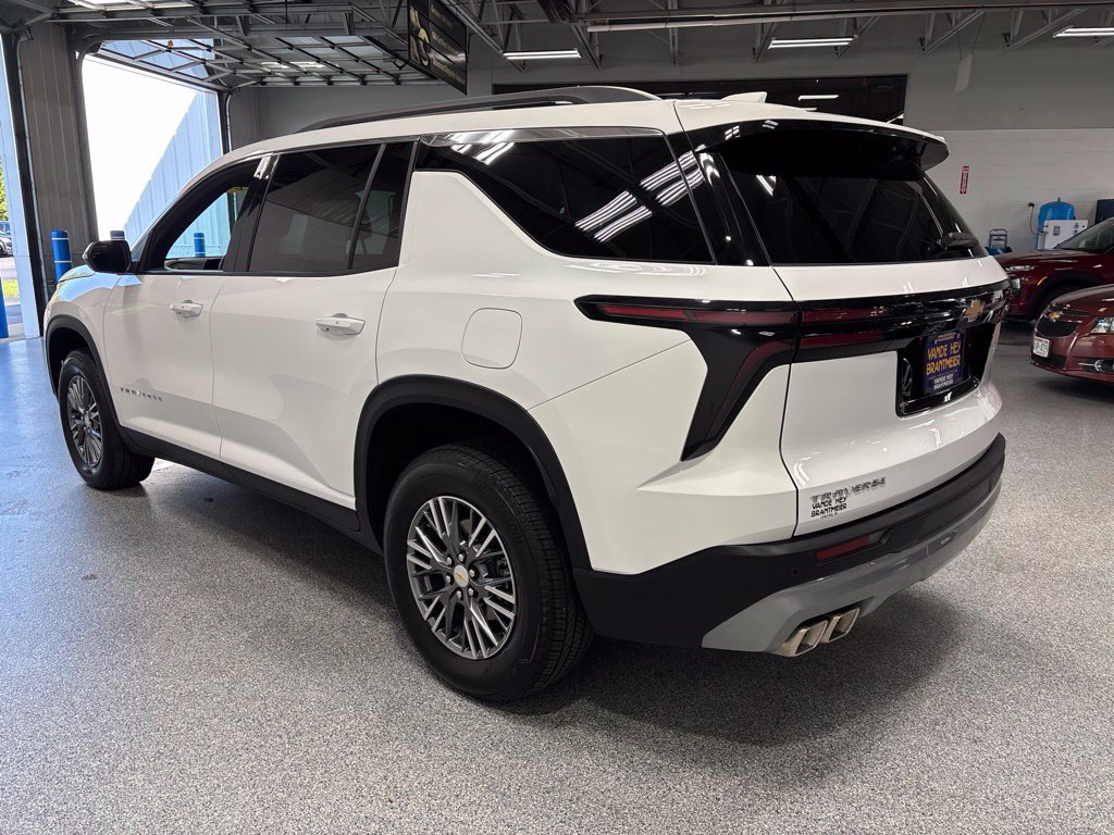 Used 2026 Chevrolet Traverse LT FWD image 5