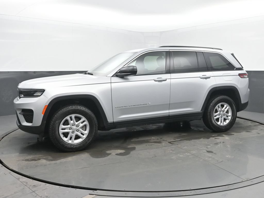 Used 2025 Jeep Grand Cherokee Laredo AWD/4WD image 2