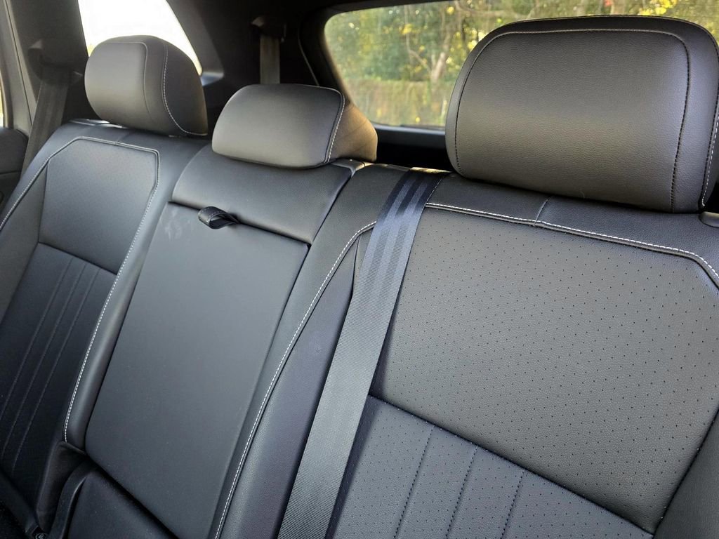 Used 2024 Volkswagen Tiguan SE R-Line image 32