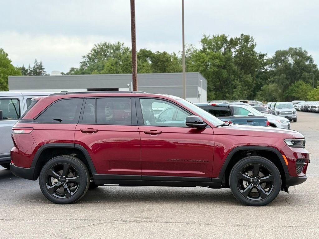 Used 2023 Jeep Grand Cherokee Altitude AWD/4WD image 33