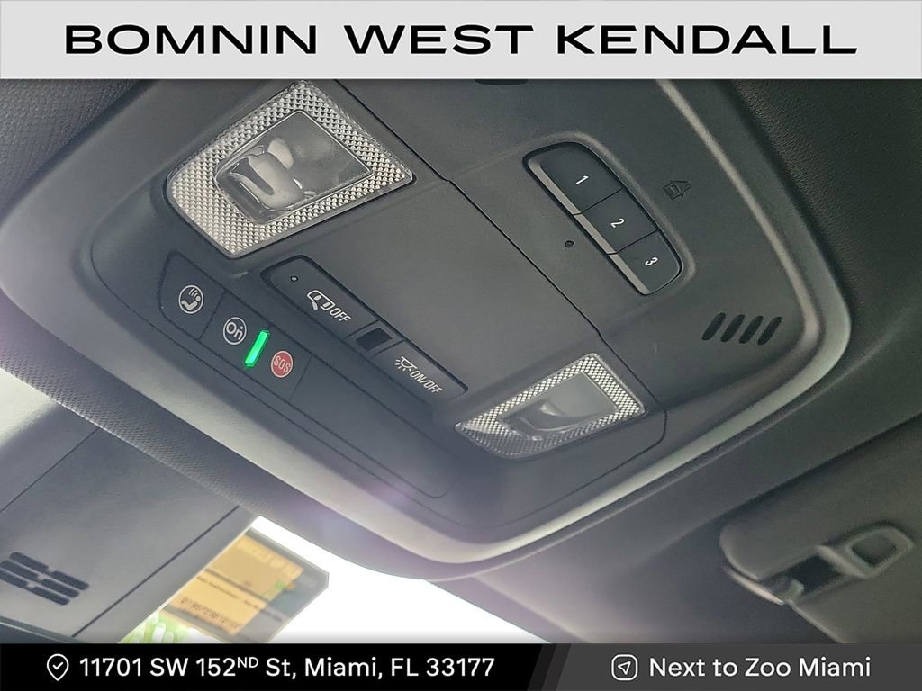 Used 2023 Chevrolet Traverse RS image 25