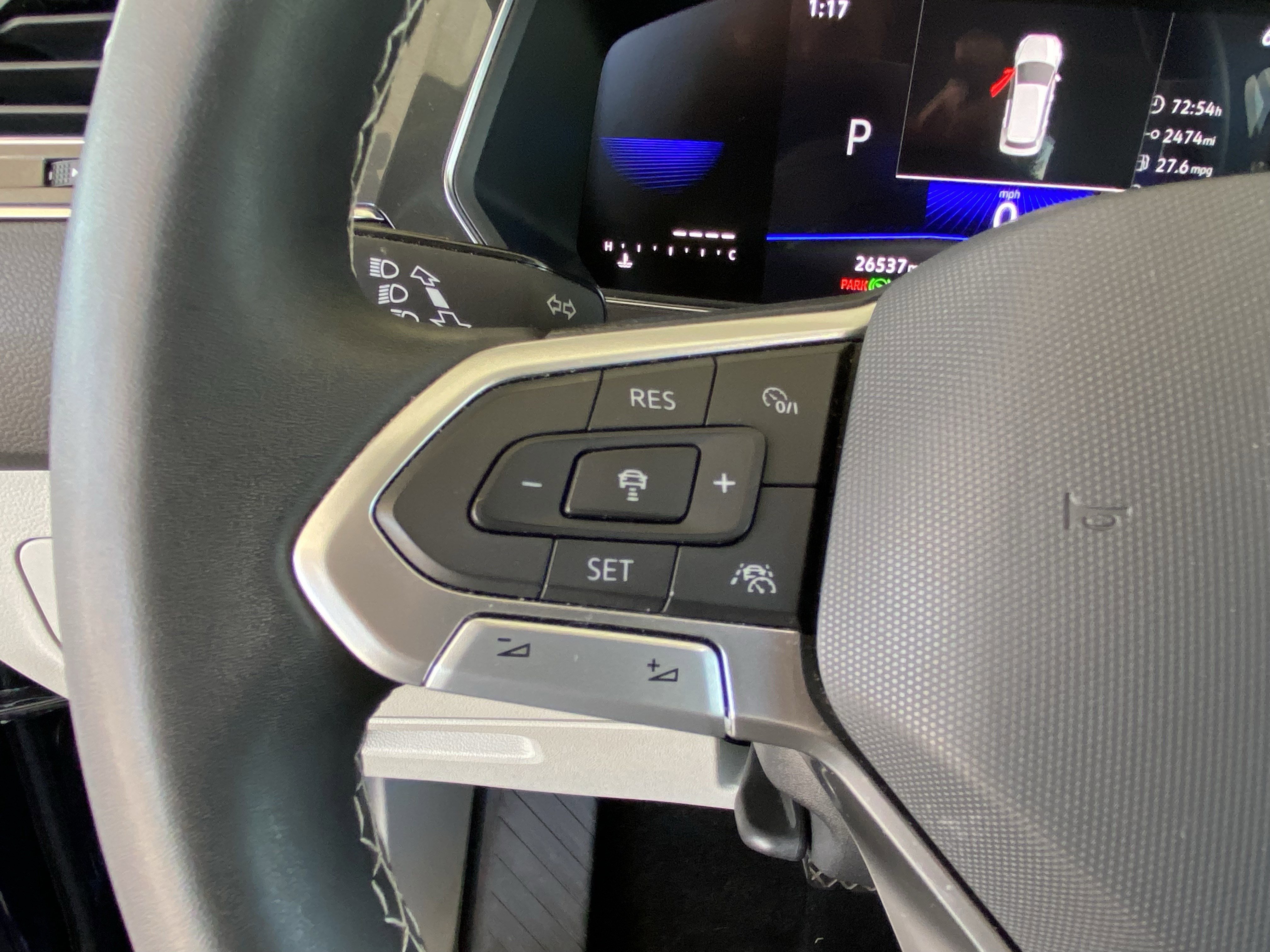 Used 2023 Volkswagen Tiguan SE w/ Panoramic Sunroof Package image 6