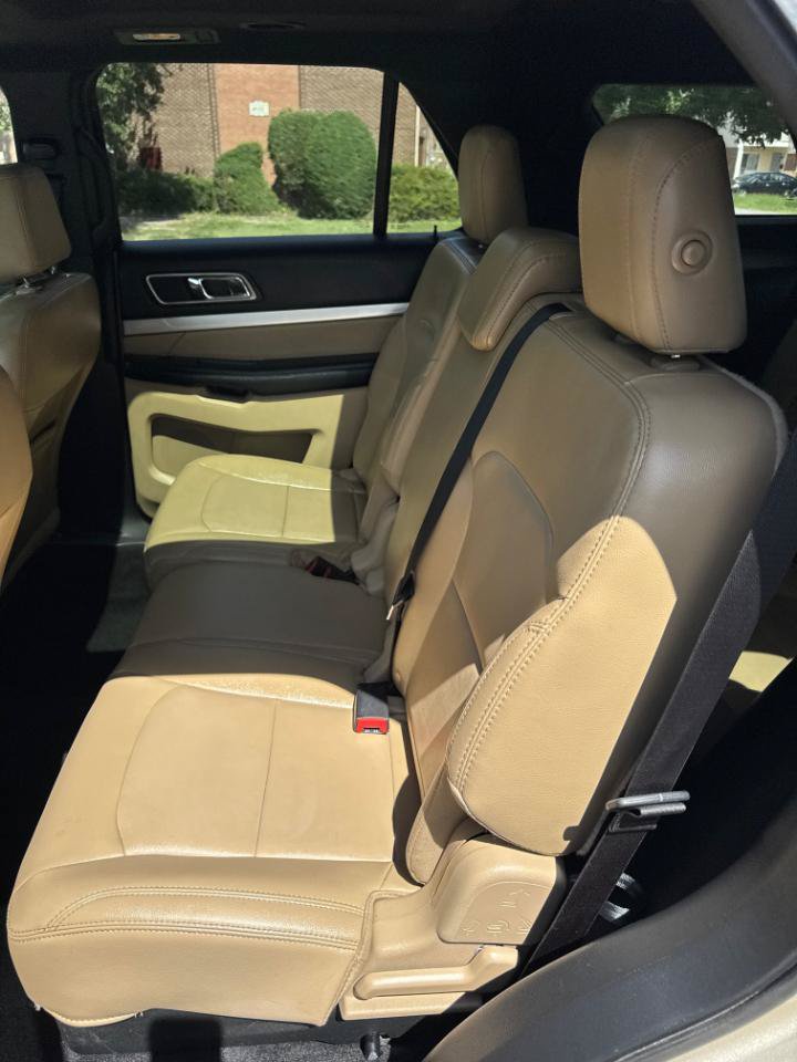 Used 2017 Ford Explorer XLT w/ Equipment Group 202A AWD/4WD image 16