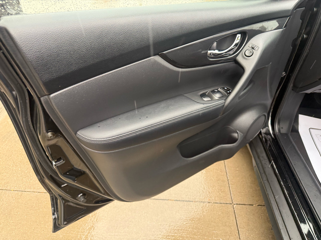 Used 2020 Nissan Rogue SV image 15