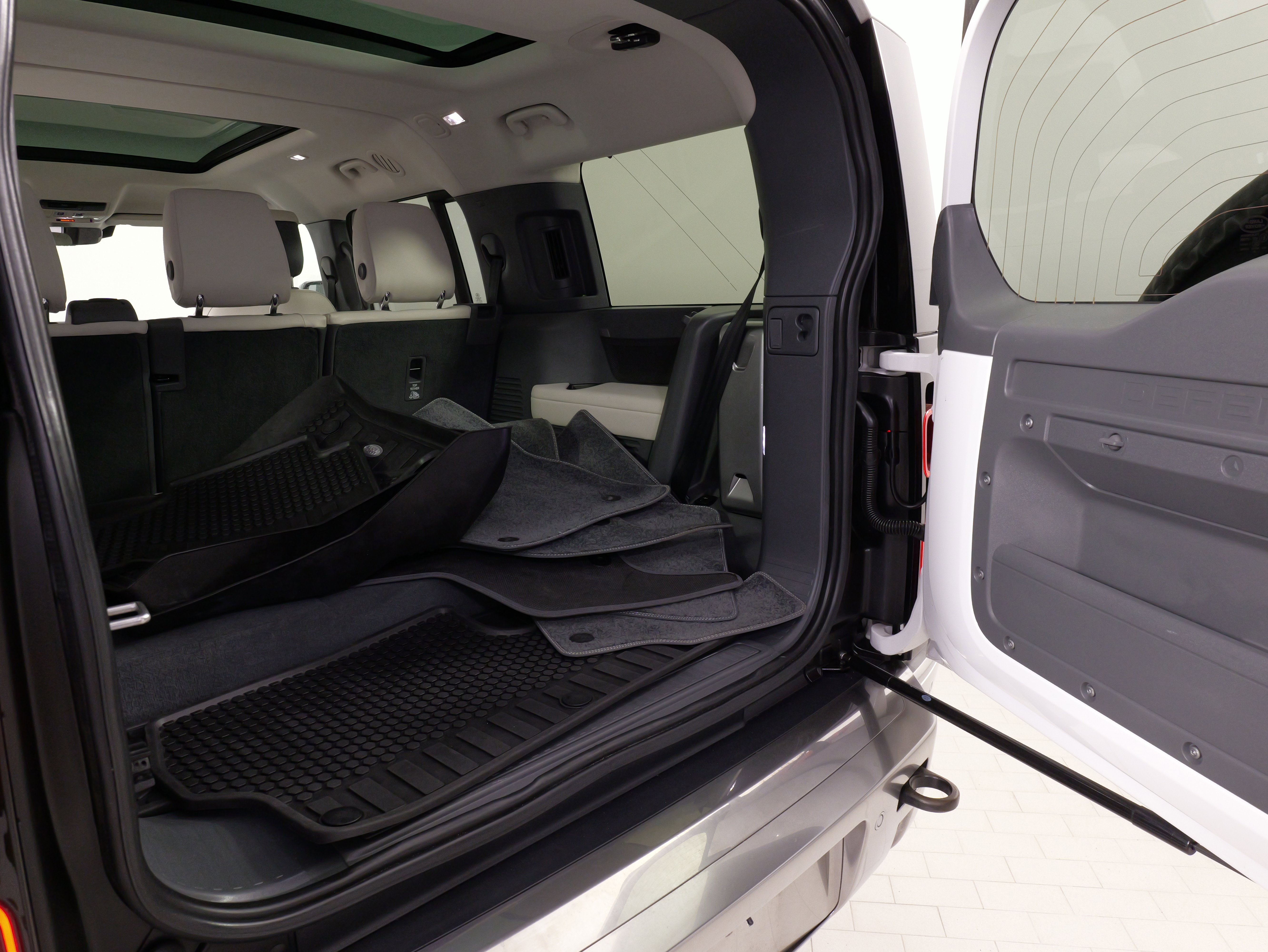 Used 2023 Land Rover Defender 130 S image 42