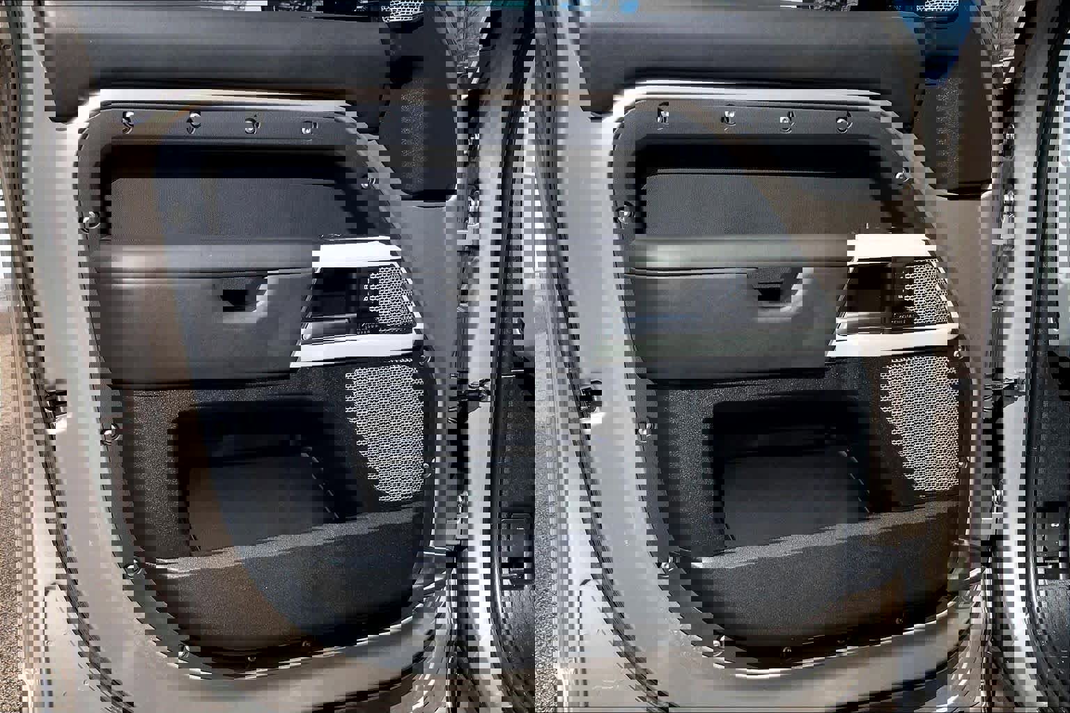 Used 2023 Land Rover Defender 130 X-Dynamic SE image 19