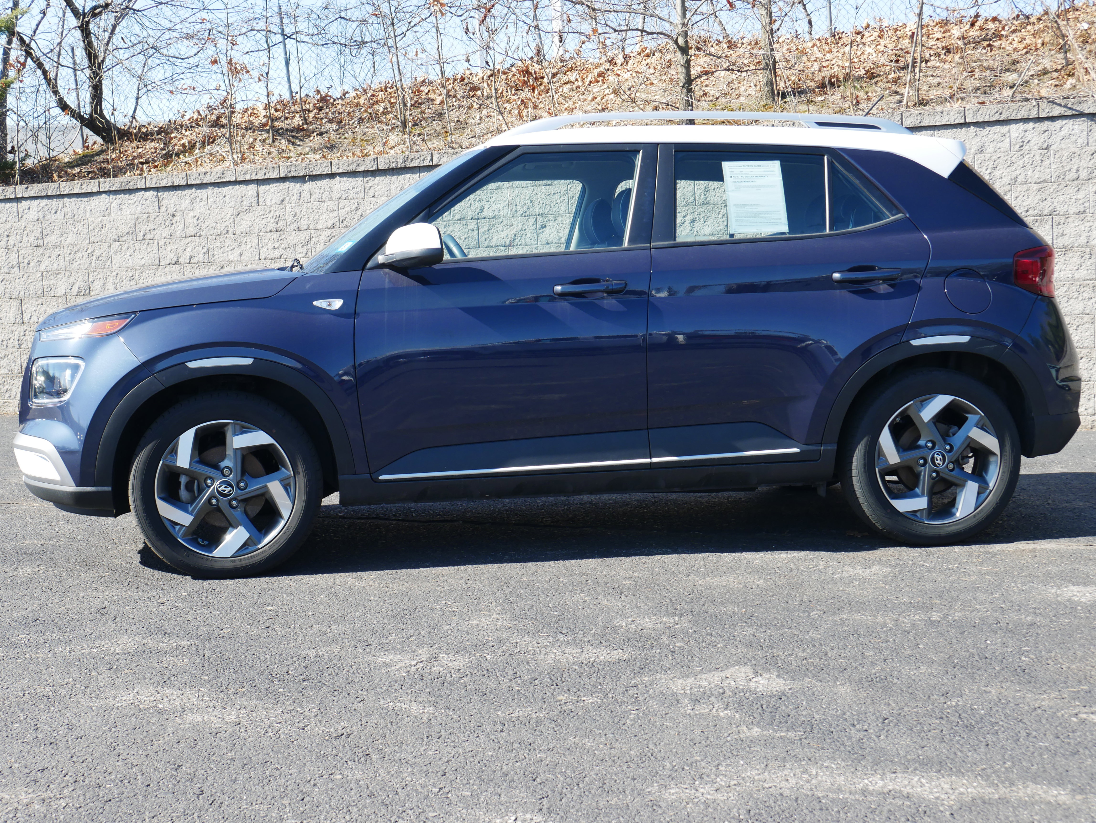 Used 2024 Hyundai Venue Limited FWD image 3
