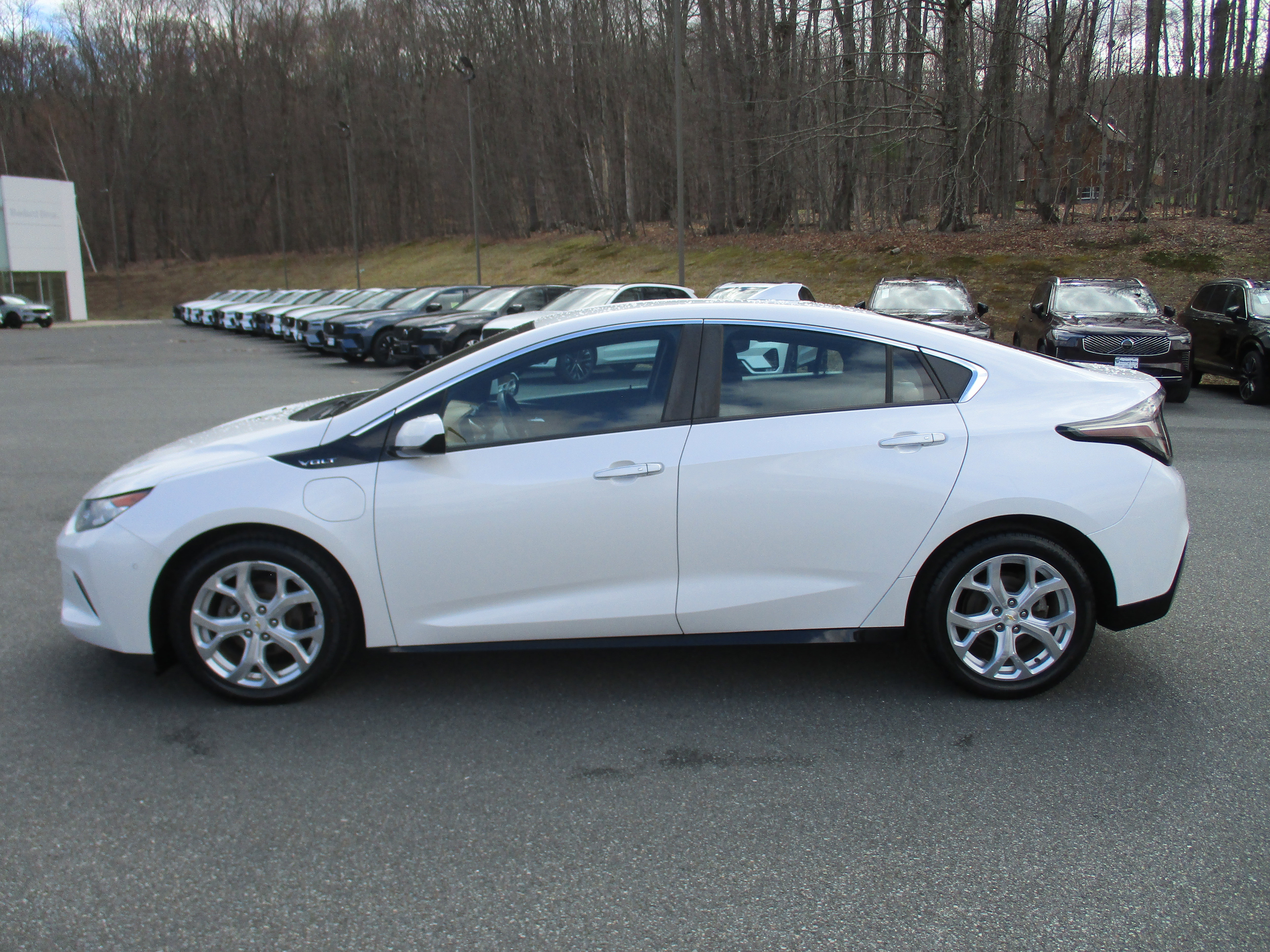 Used 2016 Chevrolet Volt Premier w/ Driver Confidence Package FWD image 8