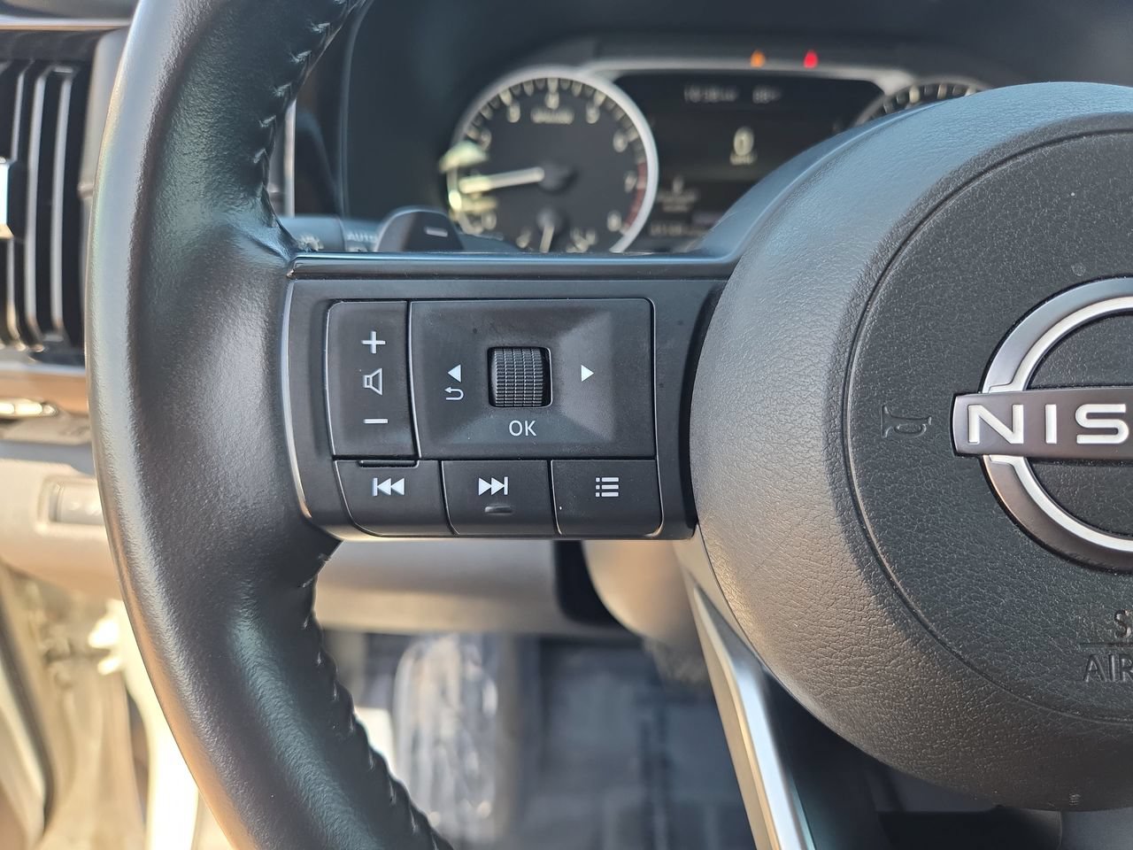 Certified 2025 Nissan Pathfinder SV FWD image 17