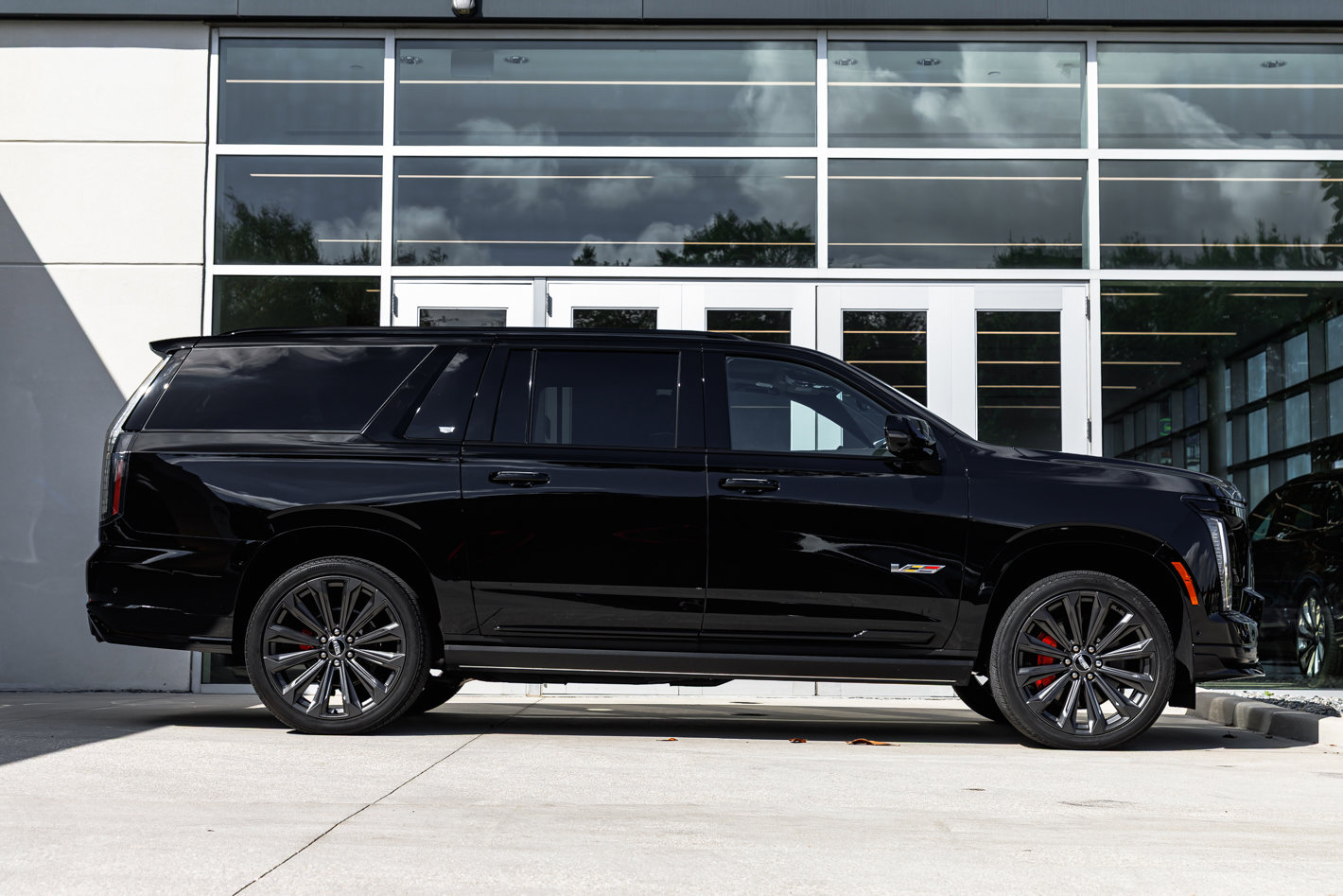 Used 2025 Cadillac Escalade ESV V image 5