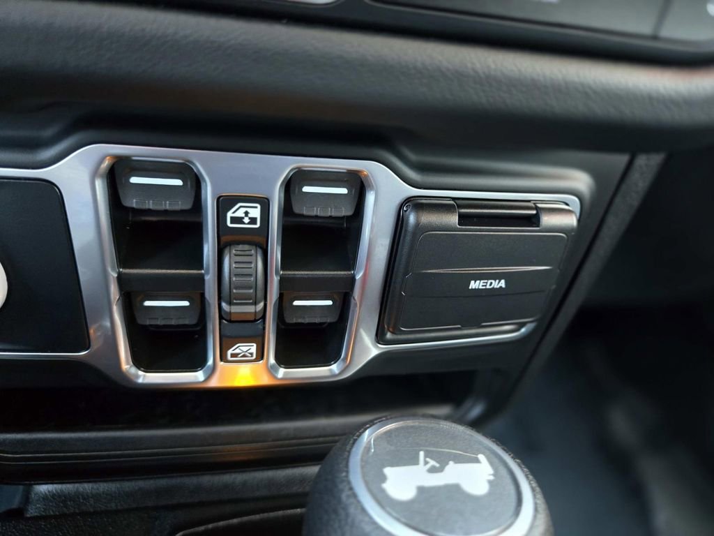 Used 2025 Jeep Wrangler Unlimited Sahara image 31