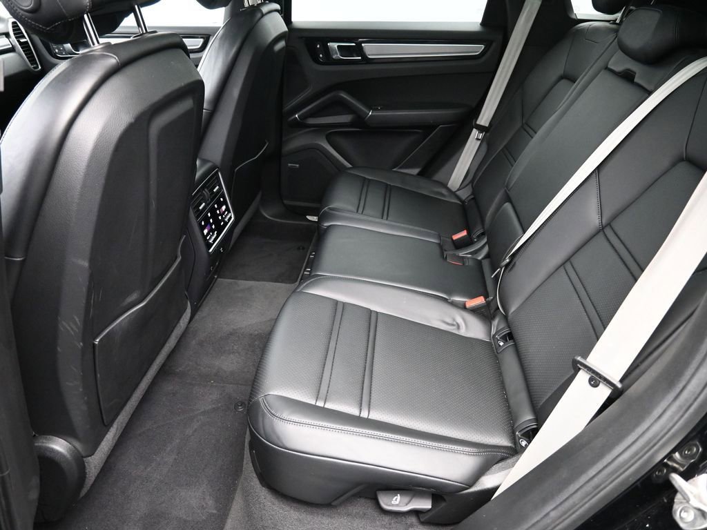 Certified 2023 Porsche Cayenne Platinum Edition image 7